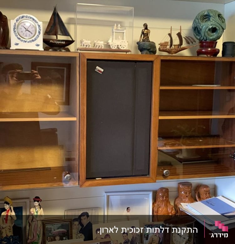 ארון עם דלתות זכוכית שקופות ומדפים פנימיים